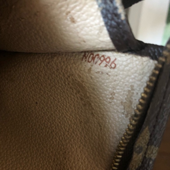 ❌ sold ❌ Authentic Louis Vuitton Toiltery 19 - Picture 4 of 7